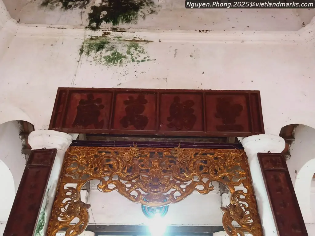 Hoành phi và câu đối tại Đền Xám