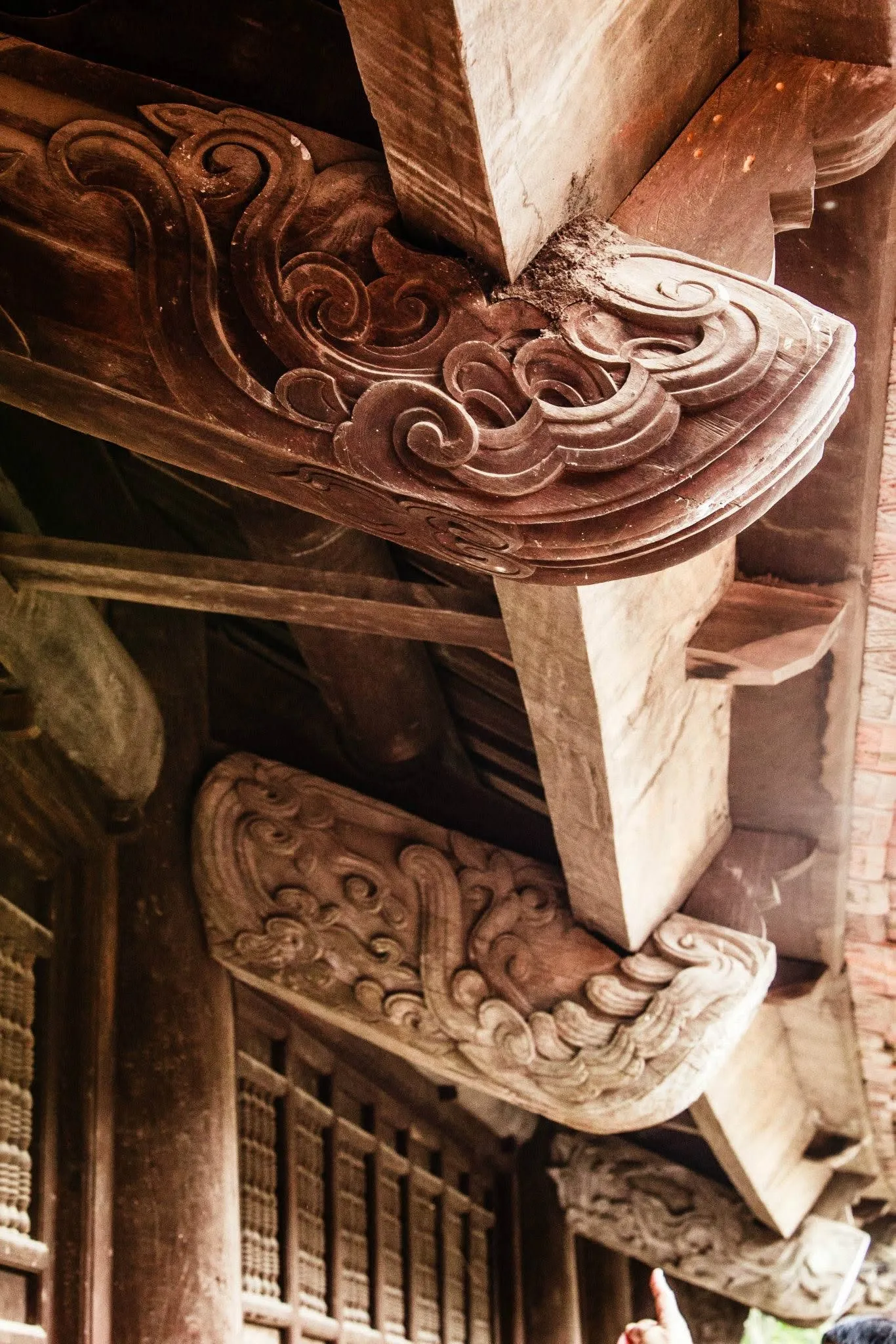 Điêu khắc gỗ đình Tường Phiêu cũ (phía sau) và mới sau trùng tu (phía trước)