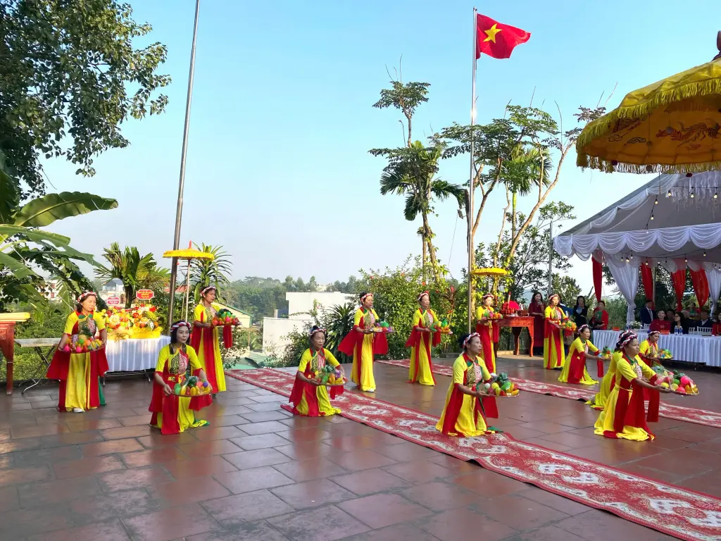 Tiết mục văn nghệ tại Lễ hội Đình San Mai Lễ hội đình San Mai