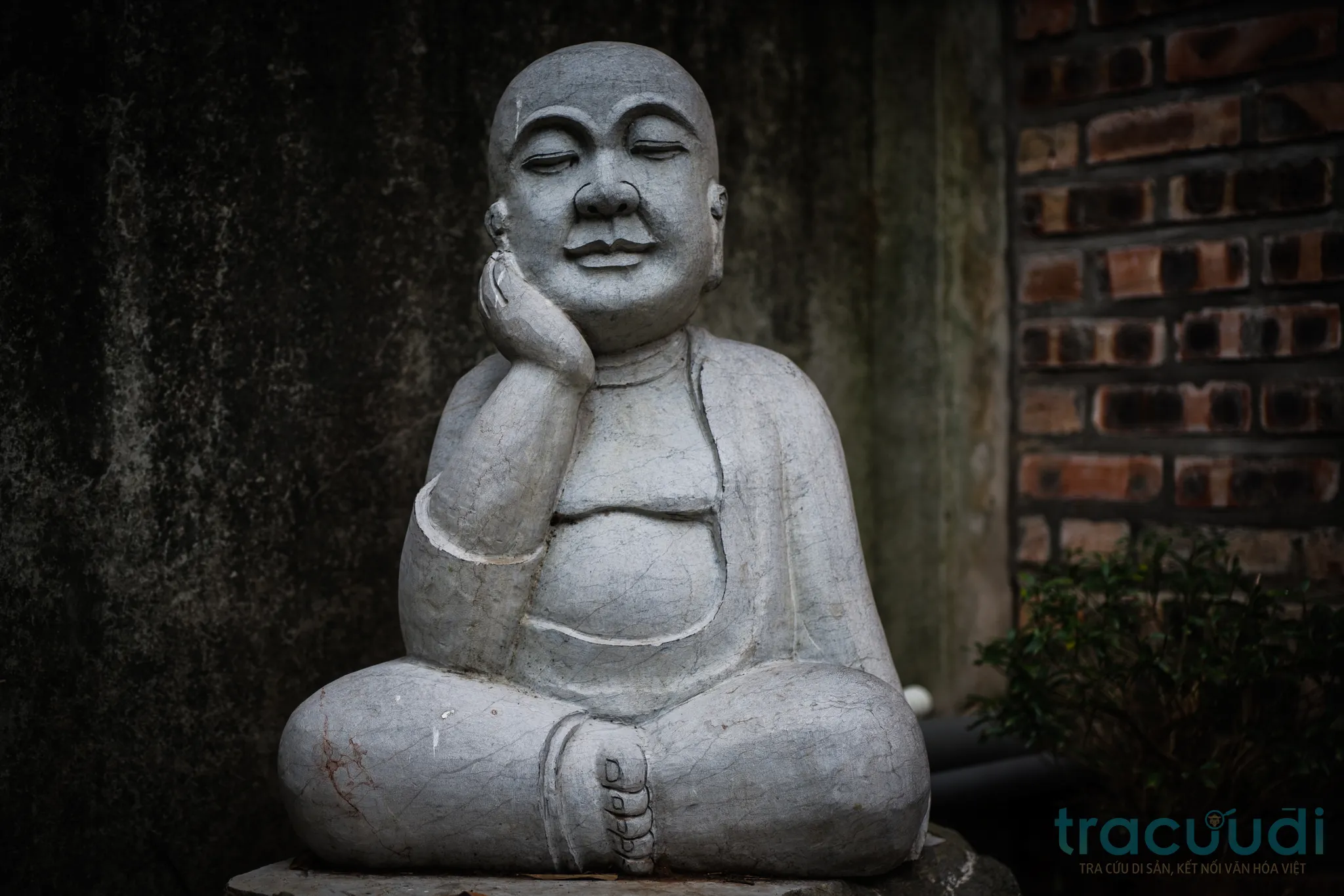 Tượng Tiểu đồng trong di tích Chùa Phật Tích