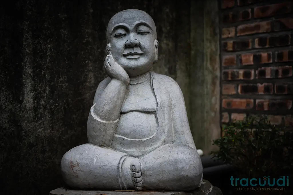 Tượng Tiểu đồng trong di tích Chùa Phật Tích