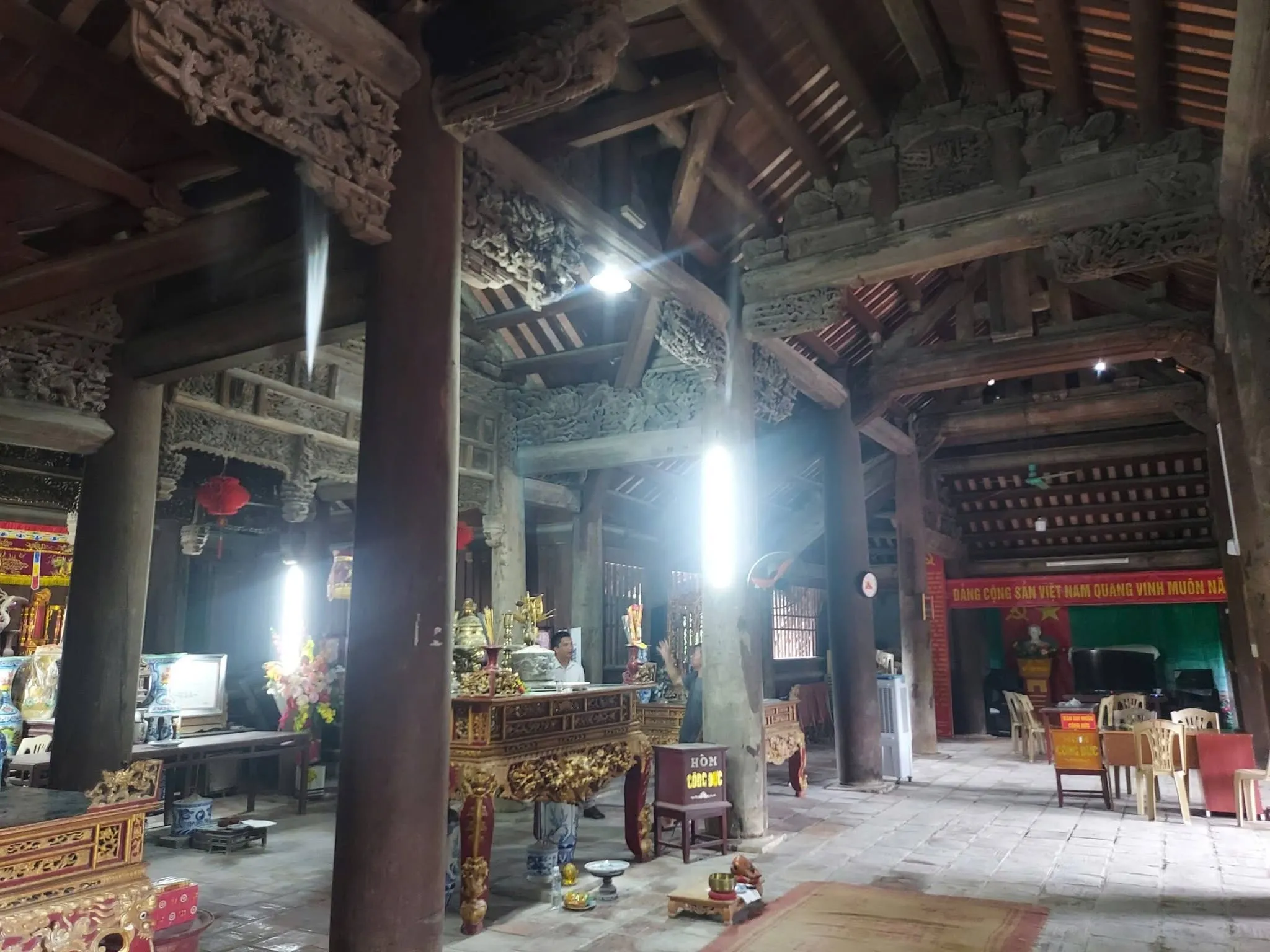 Không gian bên trong đền An Cố