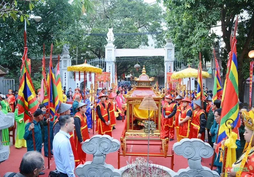 Kiệu thánh được rước về đình Mai Động tại Lễ hội vật truyền thống đình làng Mai Động