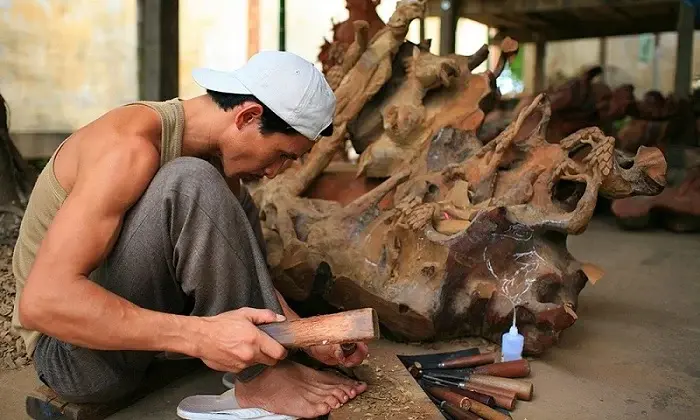 Người thợ đang gia công và tạo hình cho sản phẩm mộc Kim Bồng