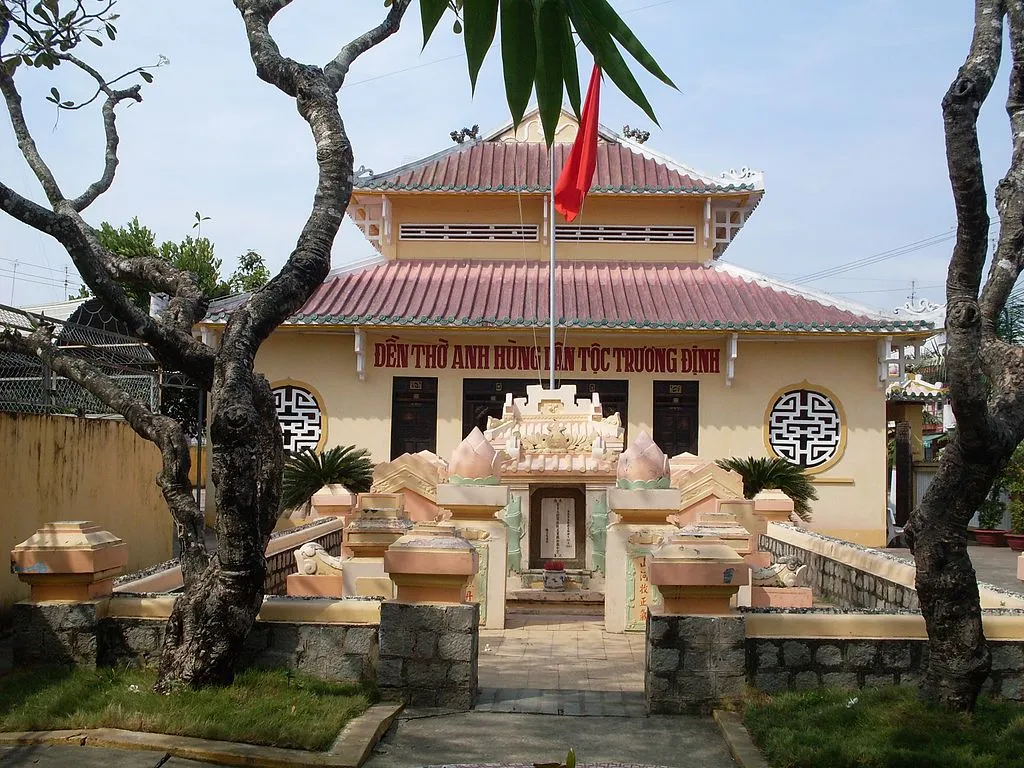 Cảnh quan tại Lăng mộ và Đền thờ Trương Định
