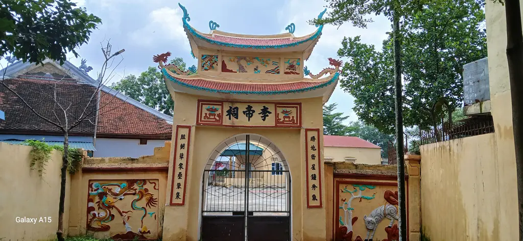 Cổng đình Lương Xá phần phía trong với phù điêu rồng và hổ