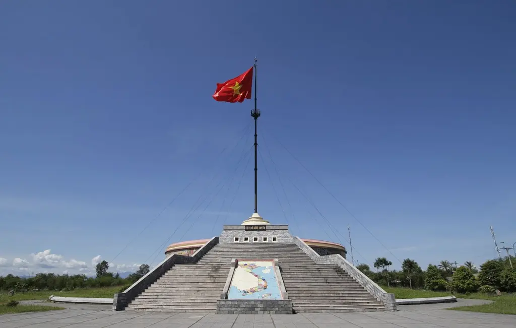Cột cờ tại khu vực đôi bờ Hiền Lương