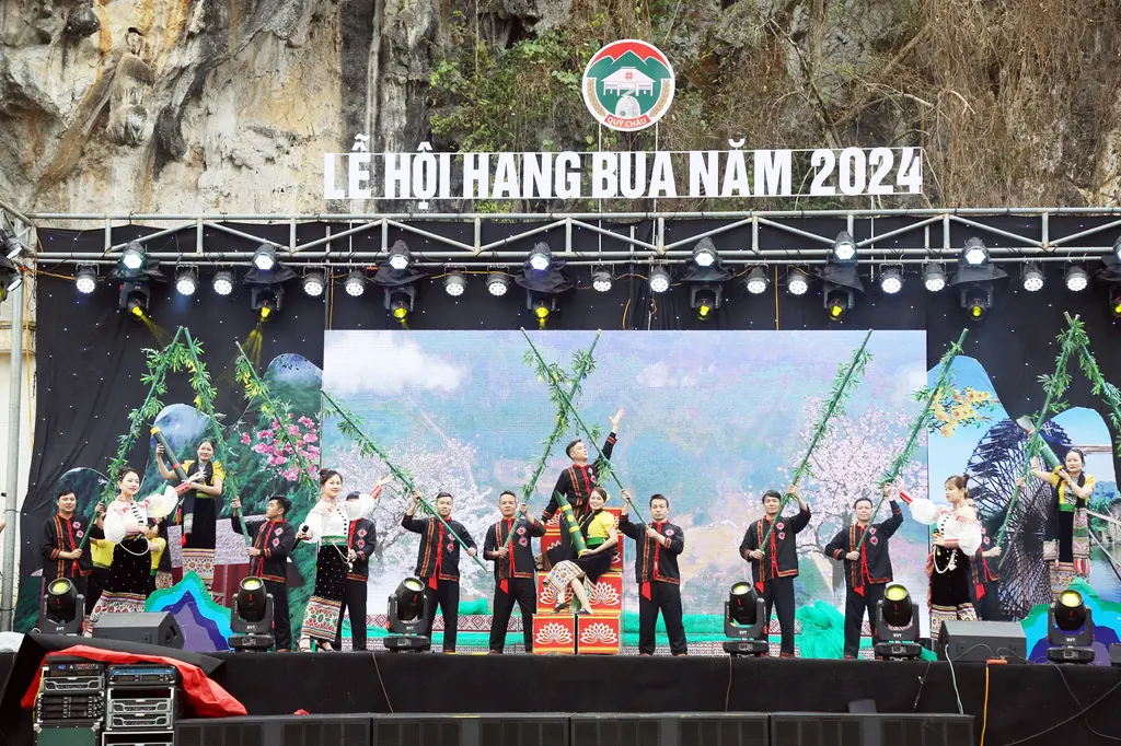 Văn nghệ chào mừng tại Lễ hội Hang Bua
