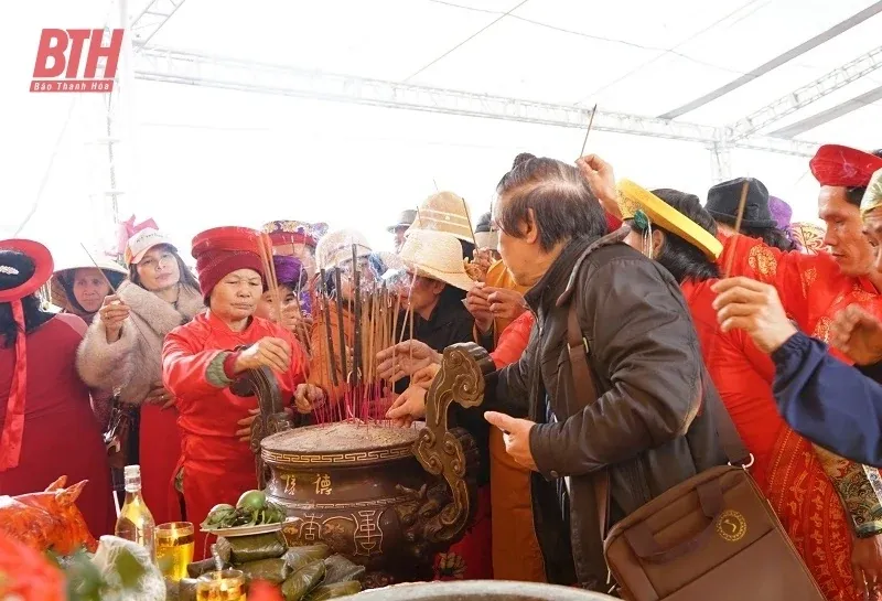 Nhân dân thực hiện nghi lễ dâng hương tại Lễ hội Đền Nưa- Am tiên