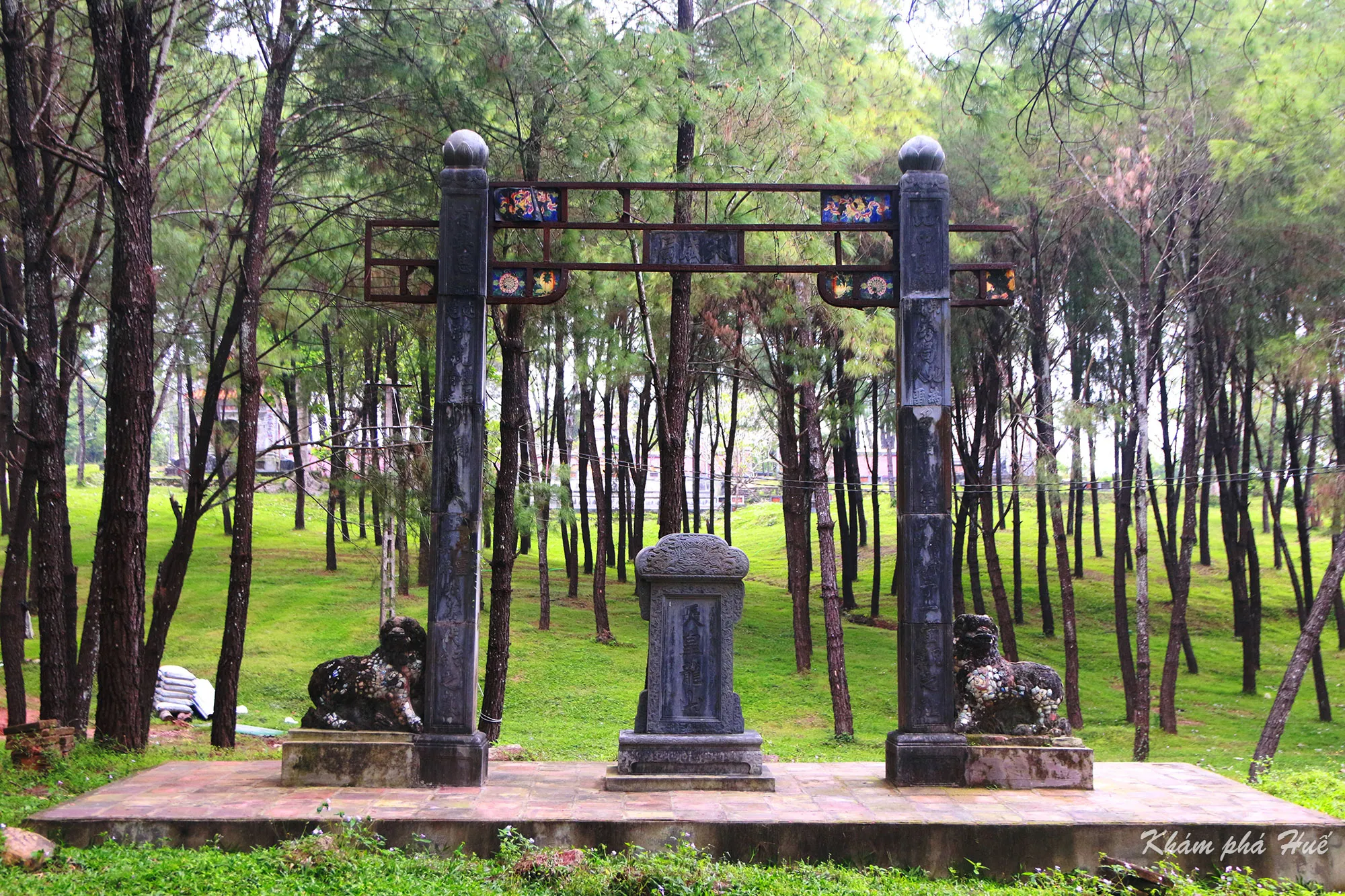 Bia Hoàng Long Sơn tại Lăng Đồng Khánh