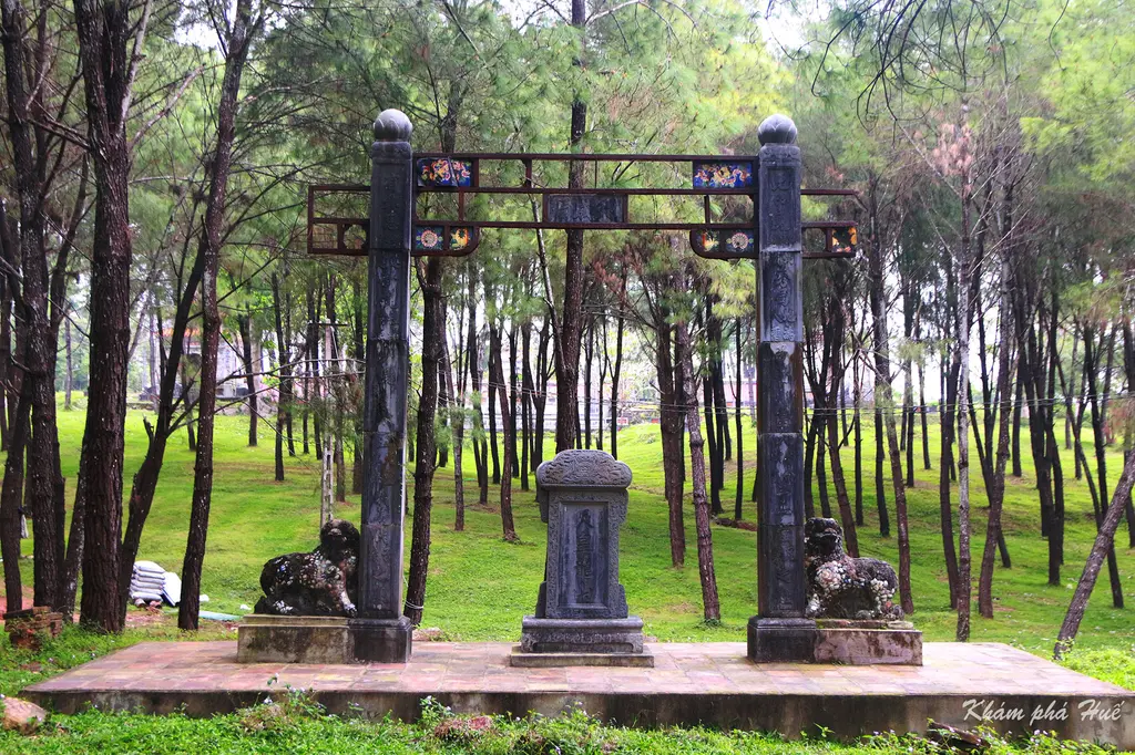 Bia Hoàng Long Sơn tại Lăng Đồng Khánh