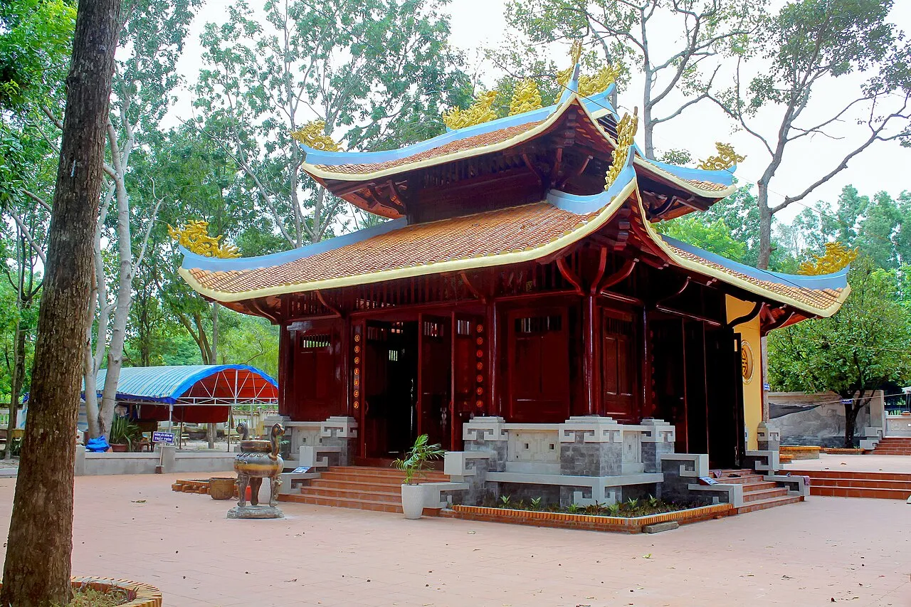 Điện thờ Thầy Thím tại khu mộ