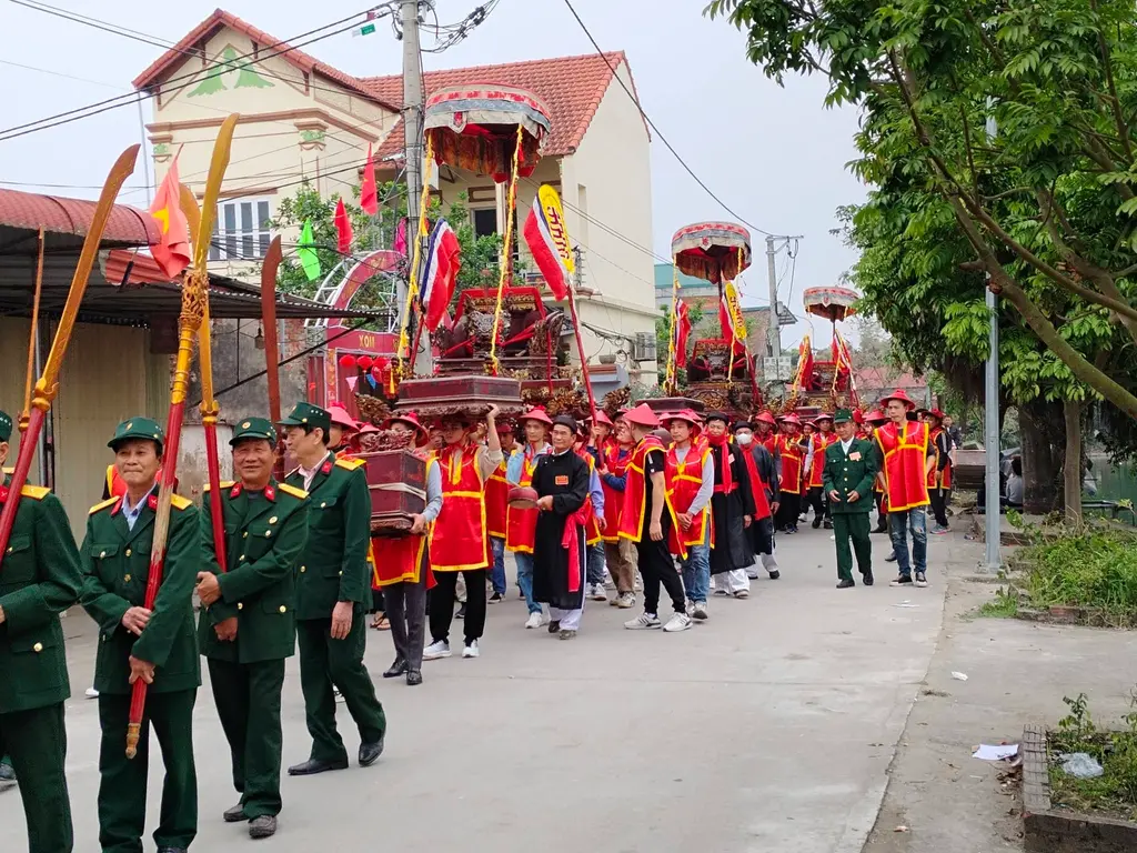 Nghi thức rước Thần Sắc và lư hương Tam Vị Thành Hoàng Đại Vương tại Hội đình Miêng Hạ