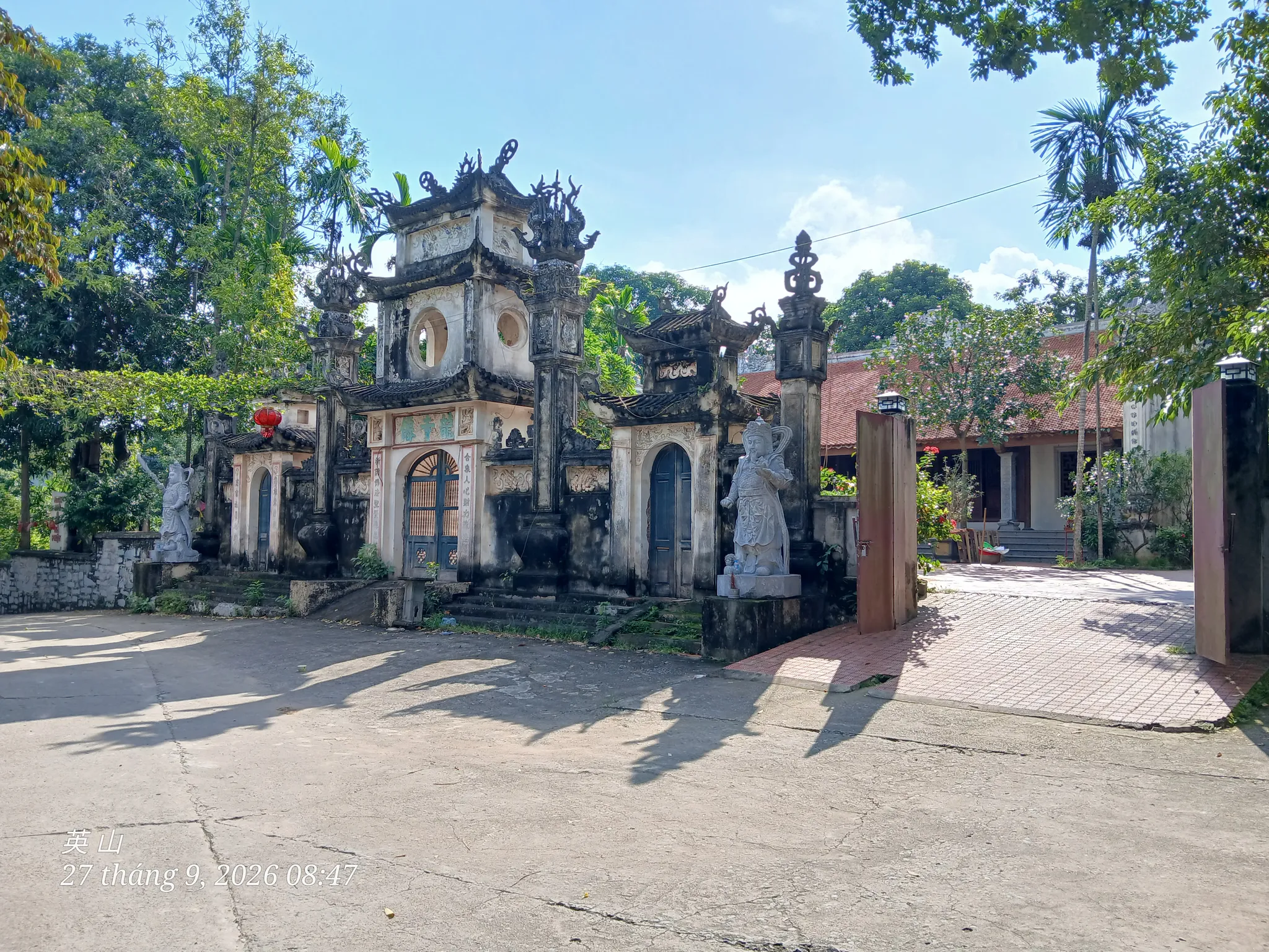Cổng và gác chuông chùa Long Tiên dưới nắng mùa thu