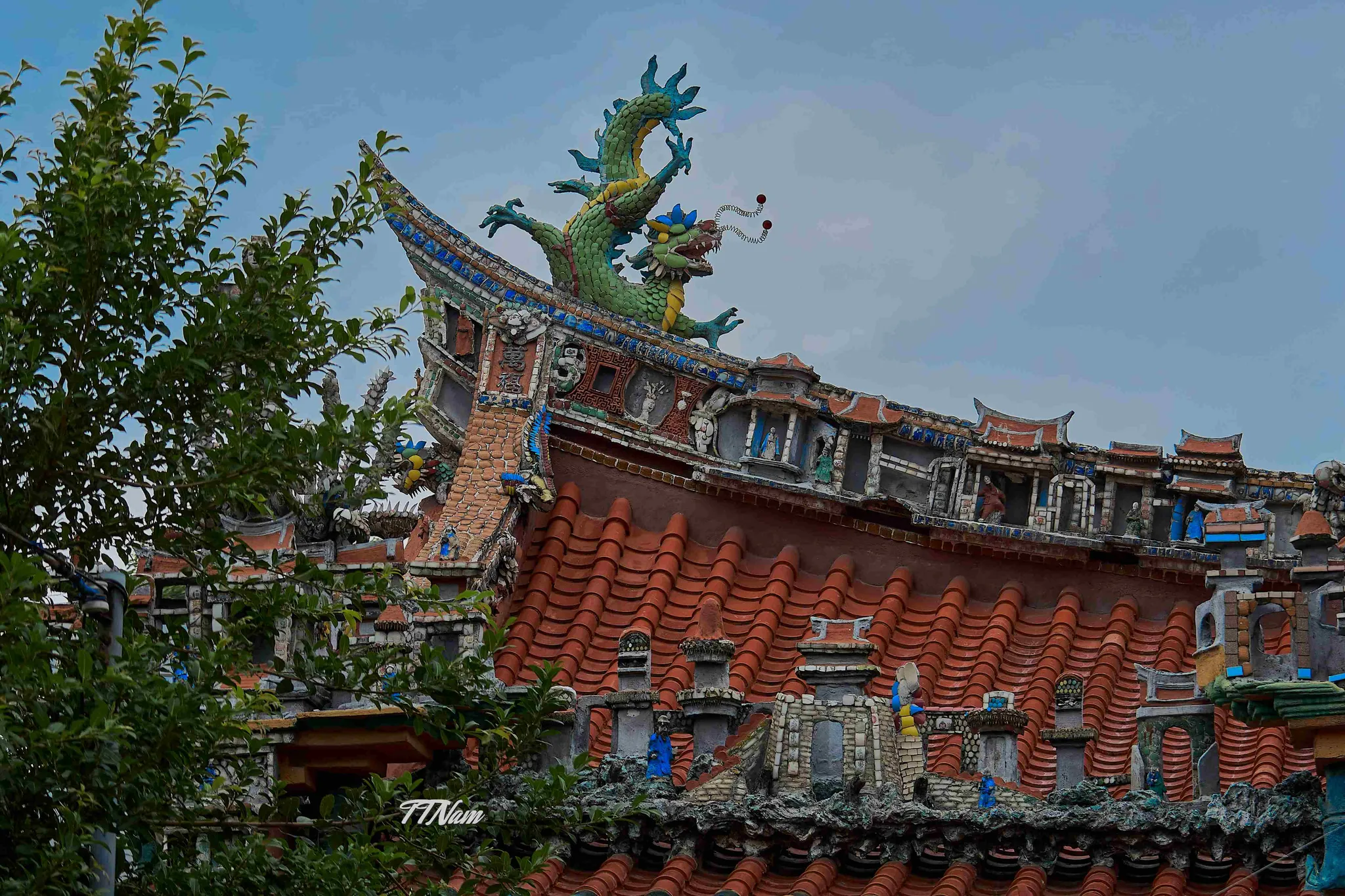 Hoạ tiết trang trí trên mái Hội quán Ôn Lăng
