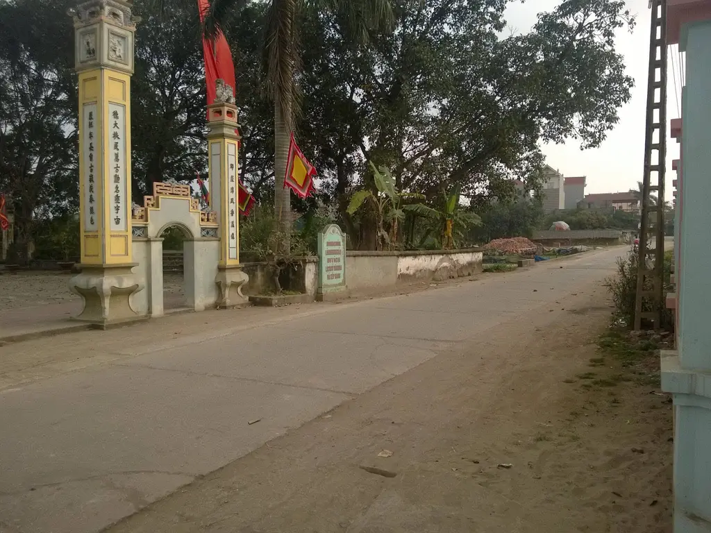 Cảnh quan bên ngoài di tích Đình Ngọc Tảo