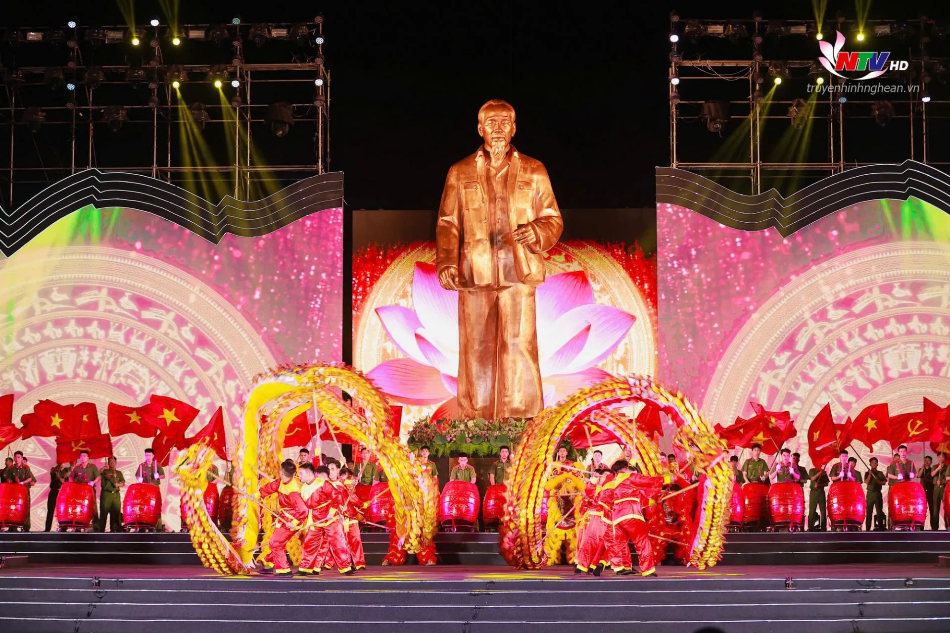 Màn biểu diễn trống hội tại Lễ hội Làng Sen