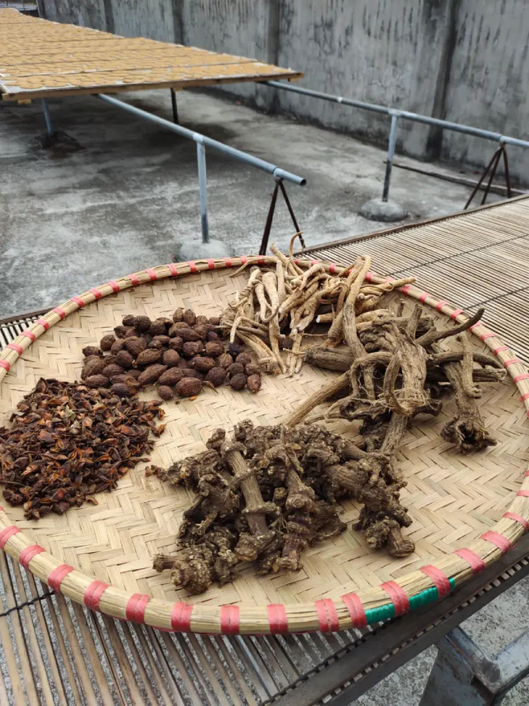 Một số nguyên liệu để làm nên bột hương thương hiệu Thôn Cao
