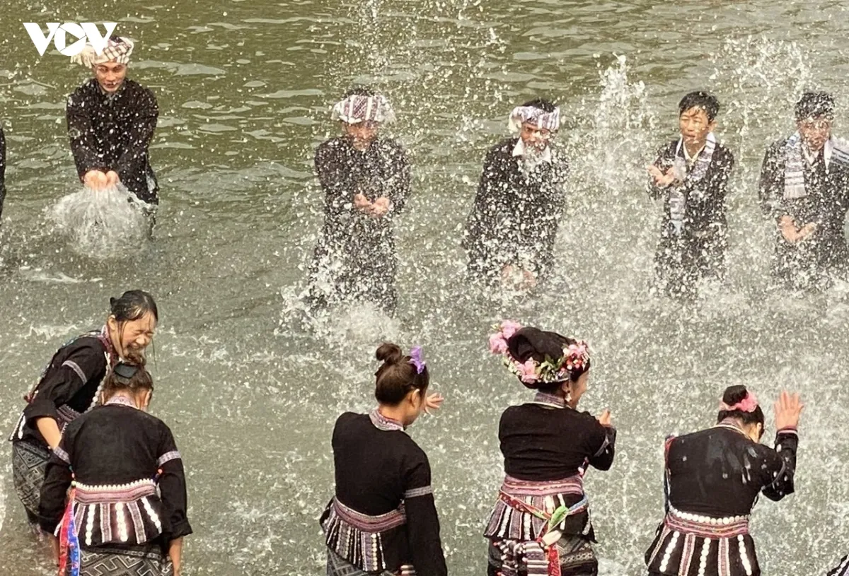 Những chàng trai, cô gái Lào thi nhau té nước cầu may tại Lễ hội Bun Vốc Nặm