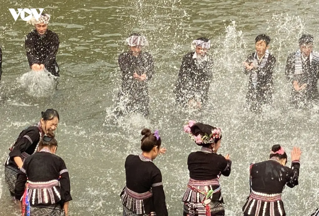 Những chàng trai,  cô gái Lào thi nhau té nước cầu may tại Lễ hội Bun Vốc Nặm