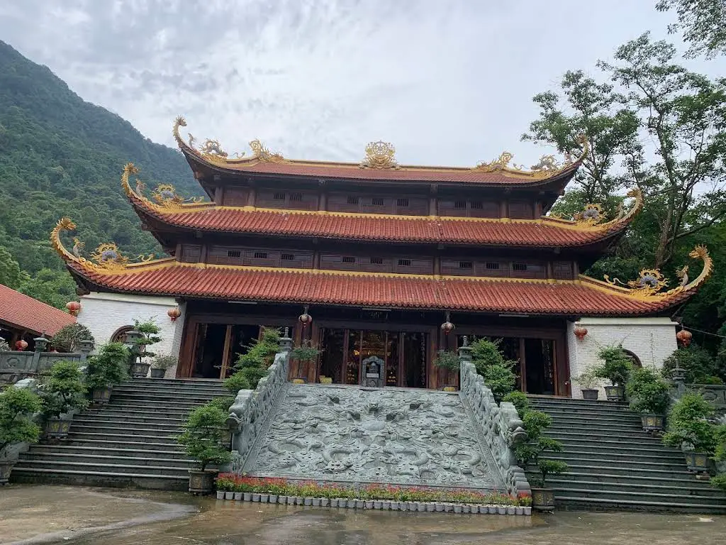 Cảnh quan di tích Đền Trung