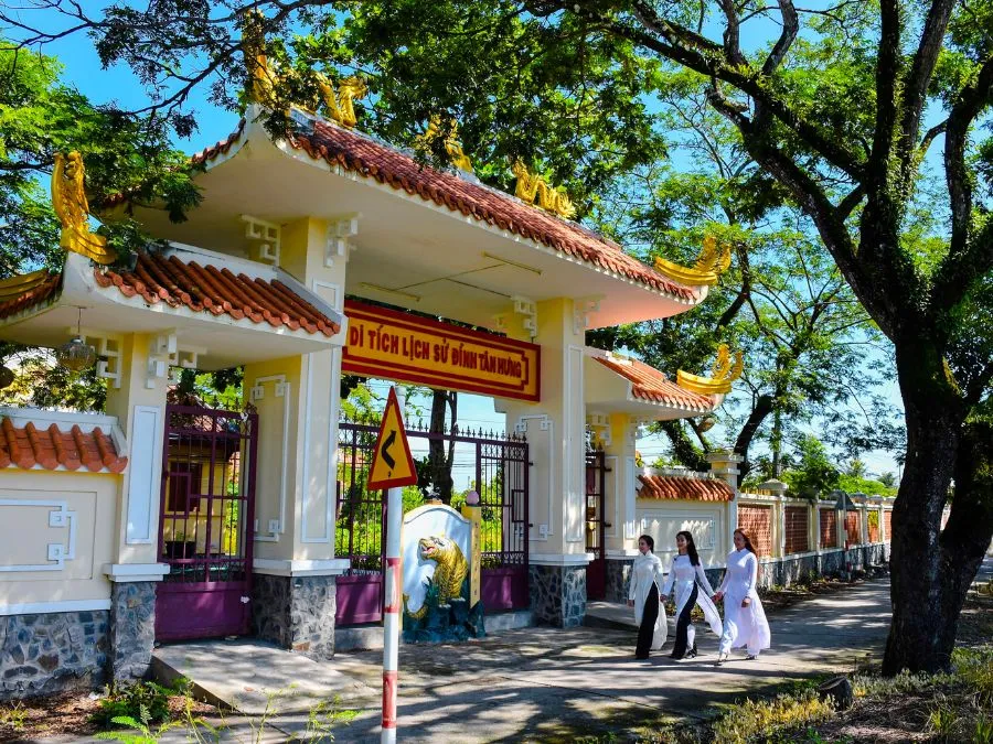 Cổng Đình Tân Hưng