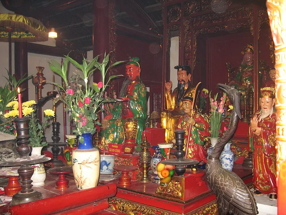 Ban thờ bên trong Đền Ngọc Sơn