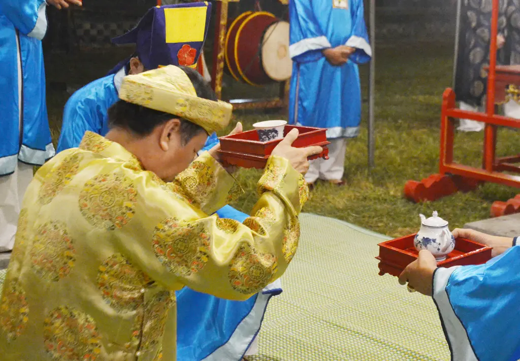 Dâng trà tại Lễ tế Xã Tắc