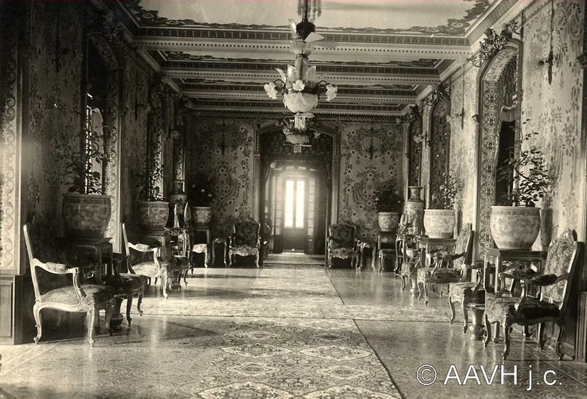 Tiền sảnh Điện Kiến Trung năm 1928