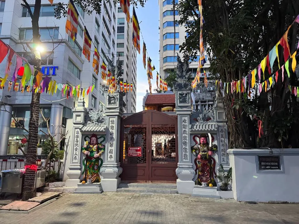 Cảnh quan bên ngoài Đình Ngọc Khánh