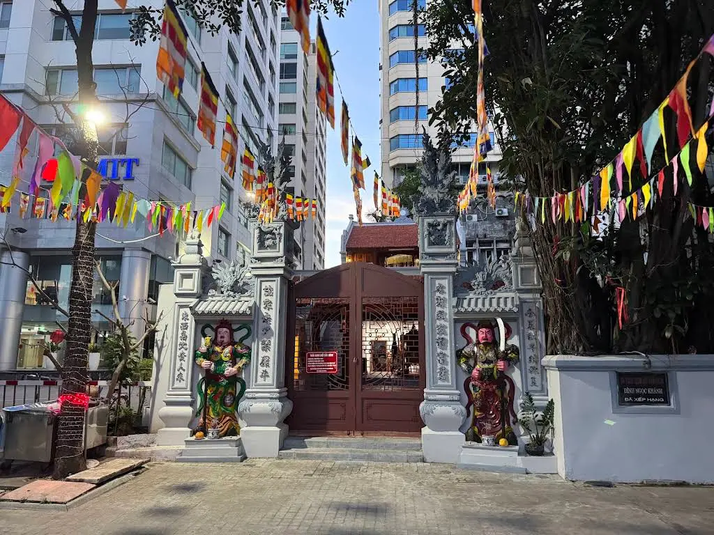Cảnh quan bên ngoài Đình Ngọc Khánh