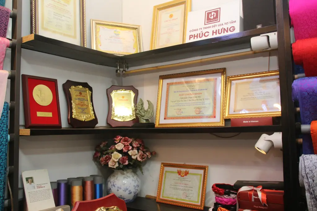 Bằng khen, giải thường cho những đóng góp tích cực của ông Phạm Khắc Hà trong phát triển làng nghề truyền thống.