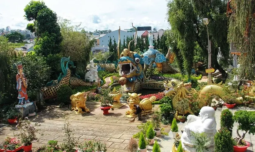 Tượng linh vật tại Chùa Linh Quang
