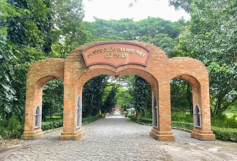 Cổng khu di tích Gò Tháp