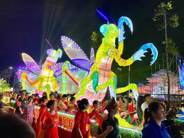 Nhiều mô hình đèn rước trong Lễ hội Thành Tuyên
