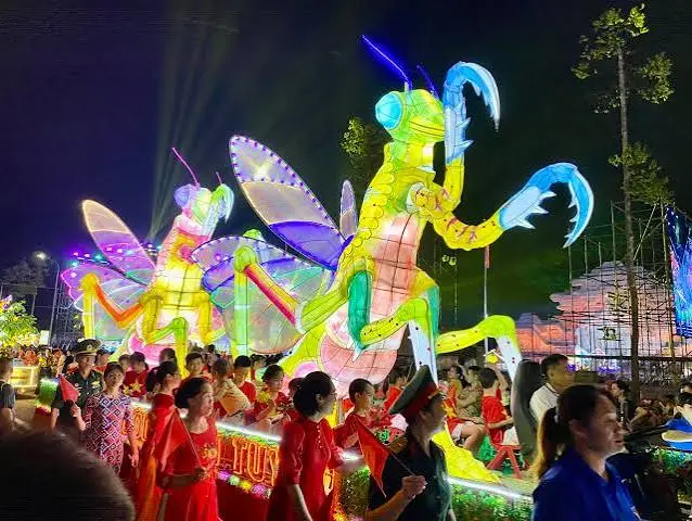 Nhiều mô hình đèn rước trong Lễ hội Thành Tuyên