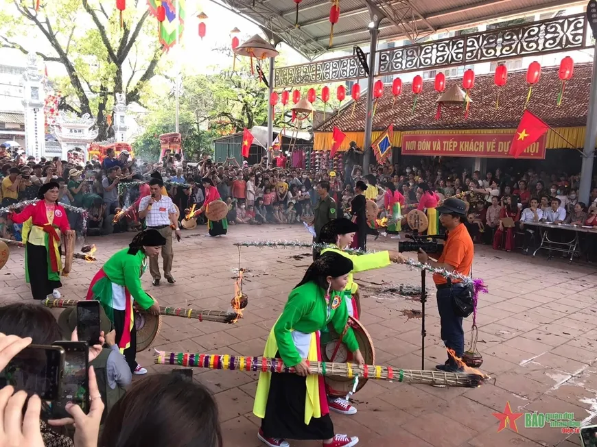 Hội thi thổi cơm tại Hội làng Chuông