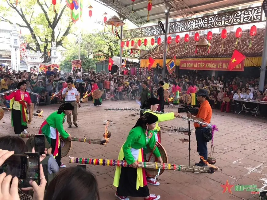 Hội thi thổi cơm tại Hội làng Chuông