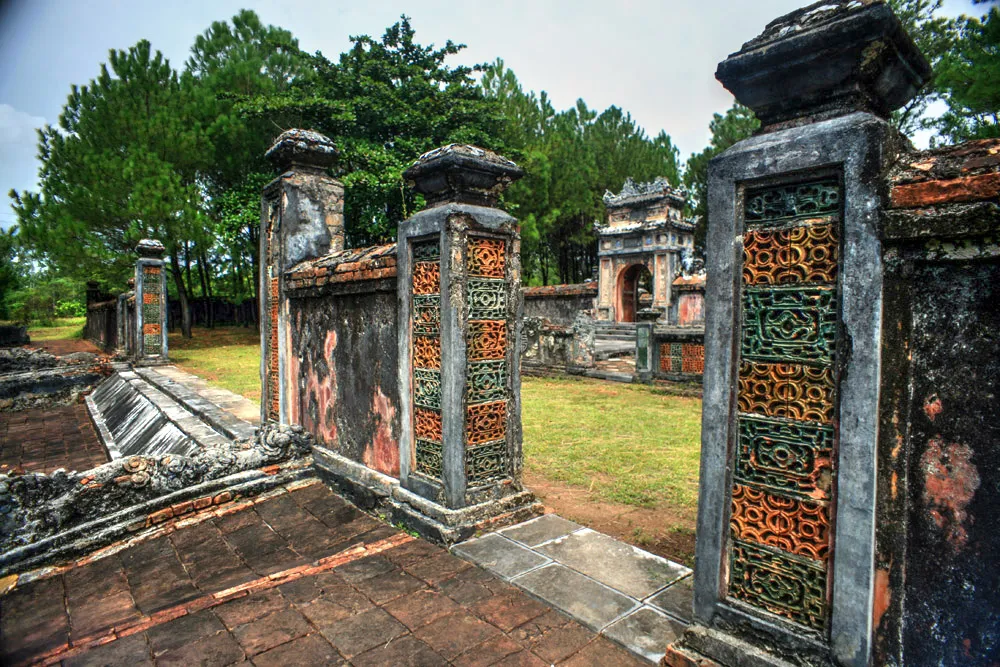 Khuôn viên Lăng Kiên Thái Vương được bọc bởi lớp tường cao