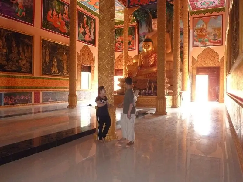 Không gian bên trong Chùa Cò