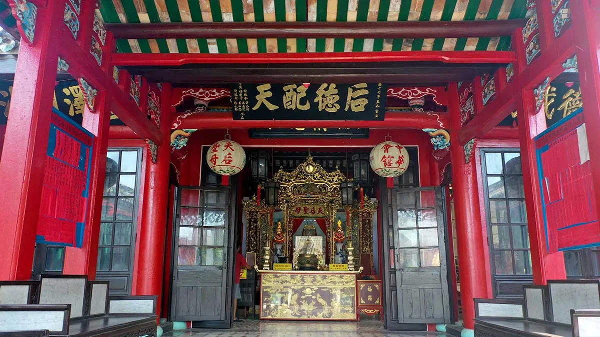 Phía trước Hội quán Ngũ Bang