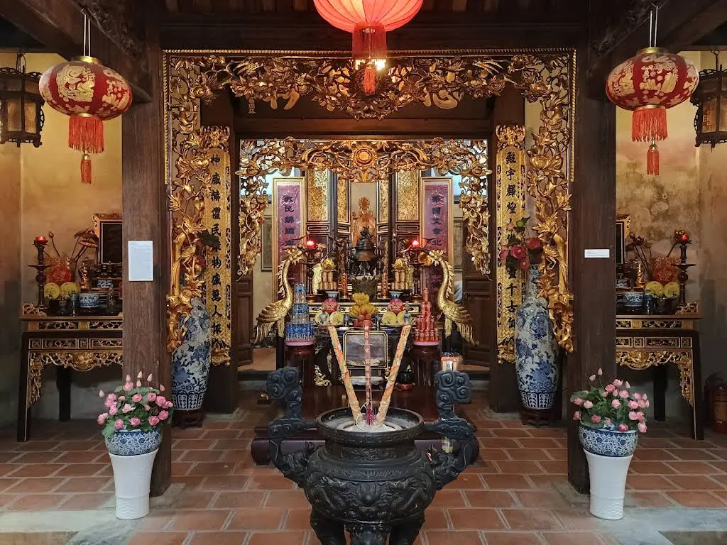Không gian bên trong di tích Đình Tú Thị