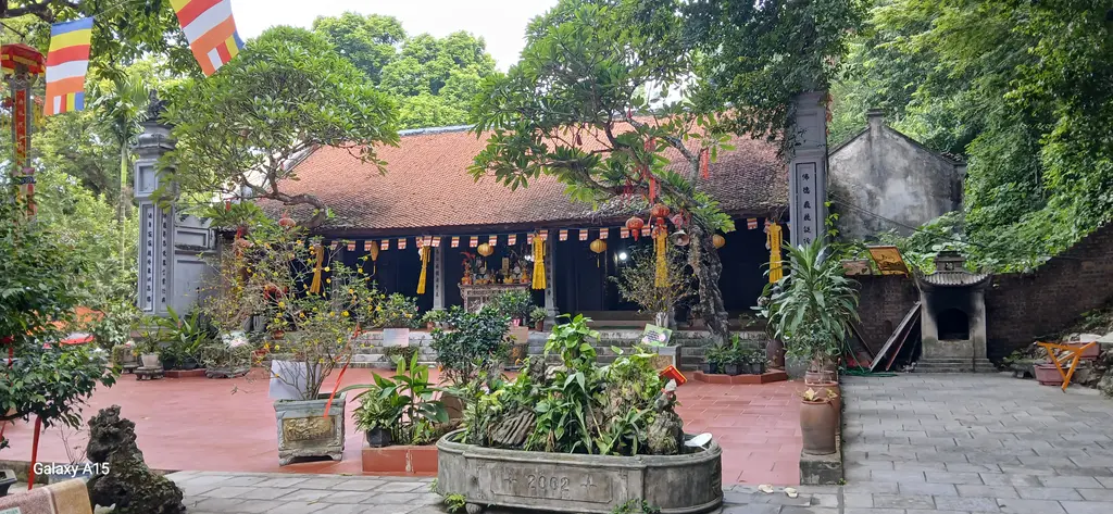 Quang cảnh chùa Trầm hướng nhìn từ vị trí gần nhà bia đá