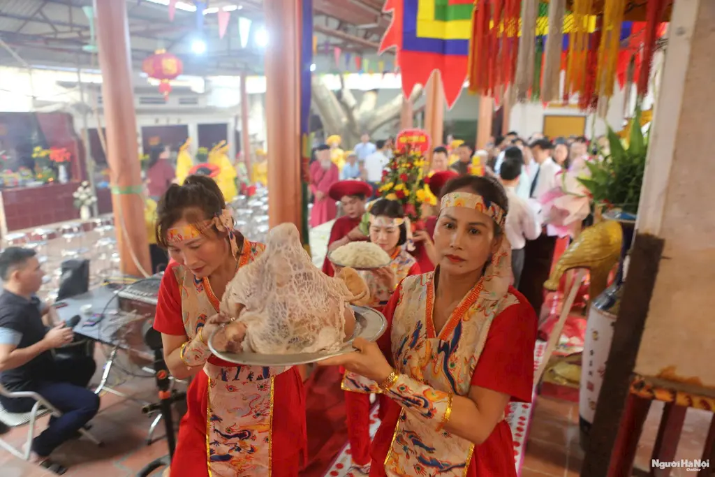 Nhân dân địa phương dâng các lễ cúng phẩm tại Hội đền Rõm