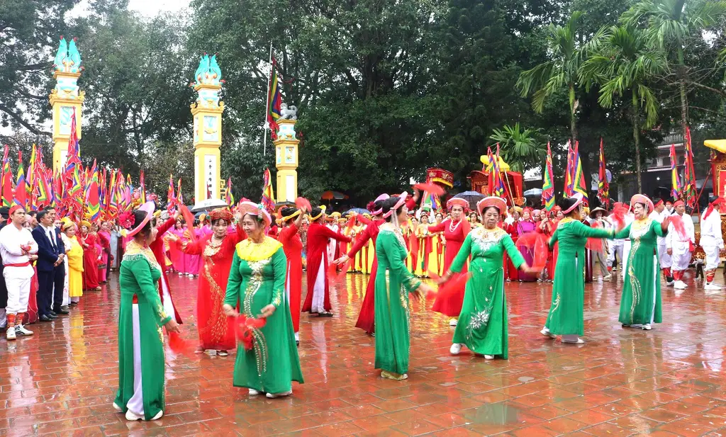 Đội tế nữ tại Hội đình Phù Lưu Tế