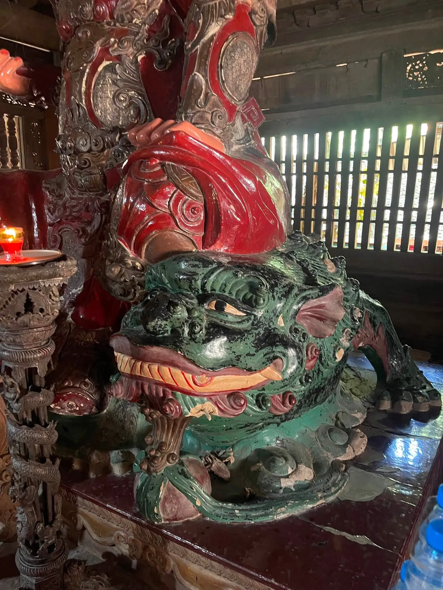 Linh vật dưới chân tượng Đức hộ pháp trong Chùa Thầy