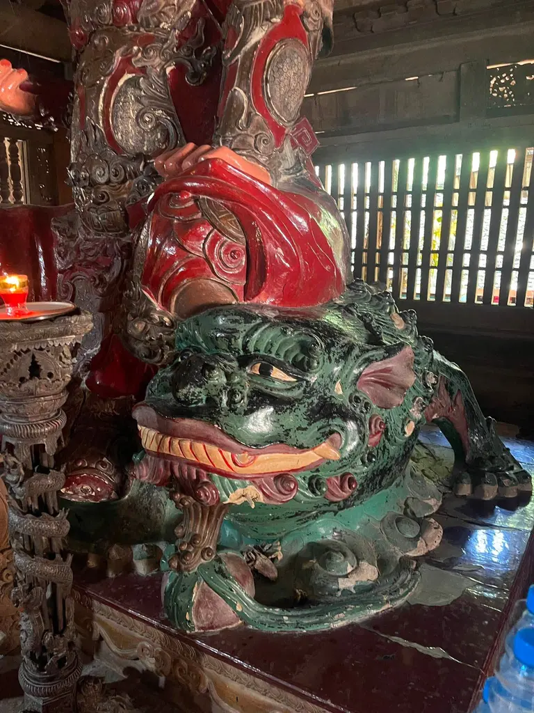 Linh vật dưới chân tượng Đức hộ pháp trong Chùa Thầy