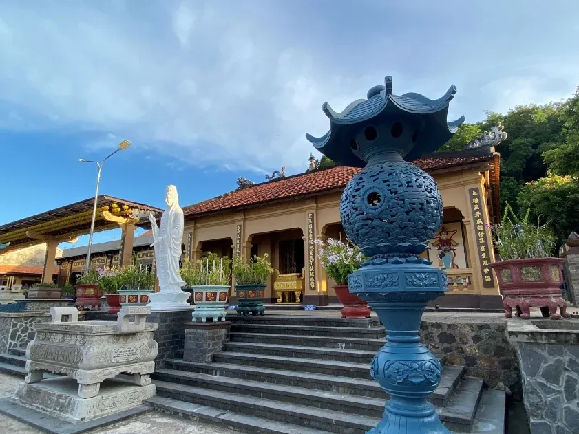 Khuôn viên bên ngoài Chùa Phù Dung