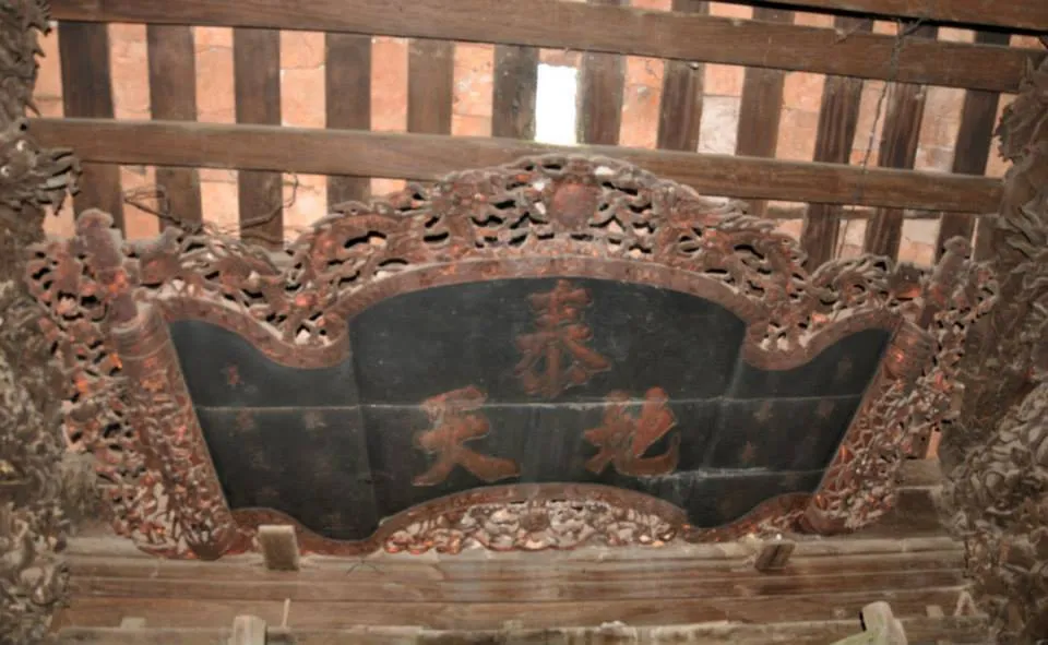 Bức hoành phi bên trong Miếu Nứa