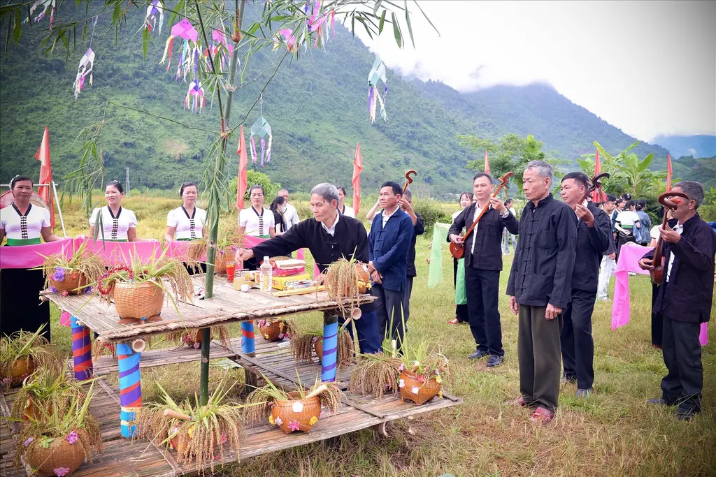 Khi rước lúa về, thầy mo làm lễ báo cáo thần linh tại Lễ Kin Lẩu Khẩu Mẩu dân tộc Thái